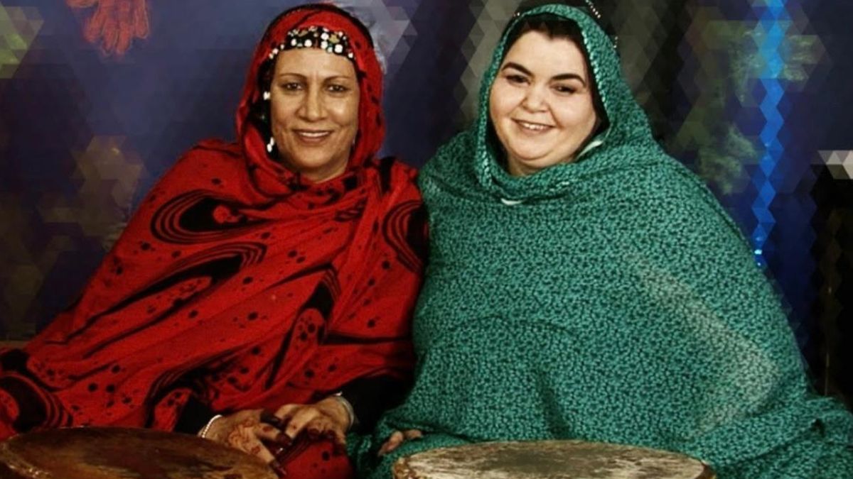 A la izquierda Mariem Hassan y a la derecha Vadiya El Hanevi