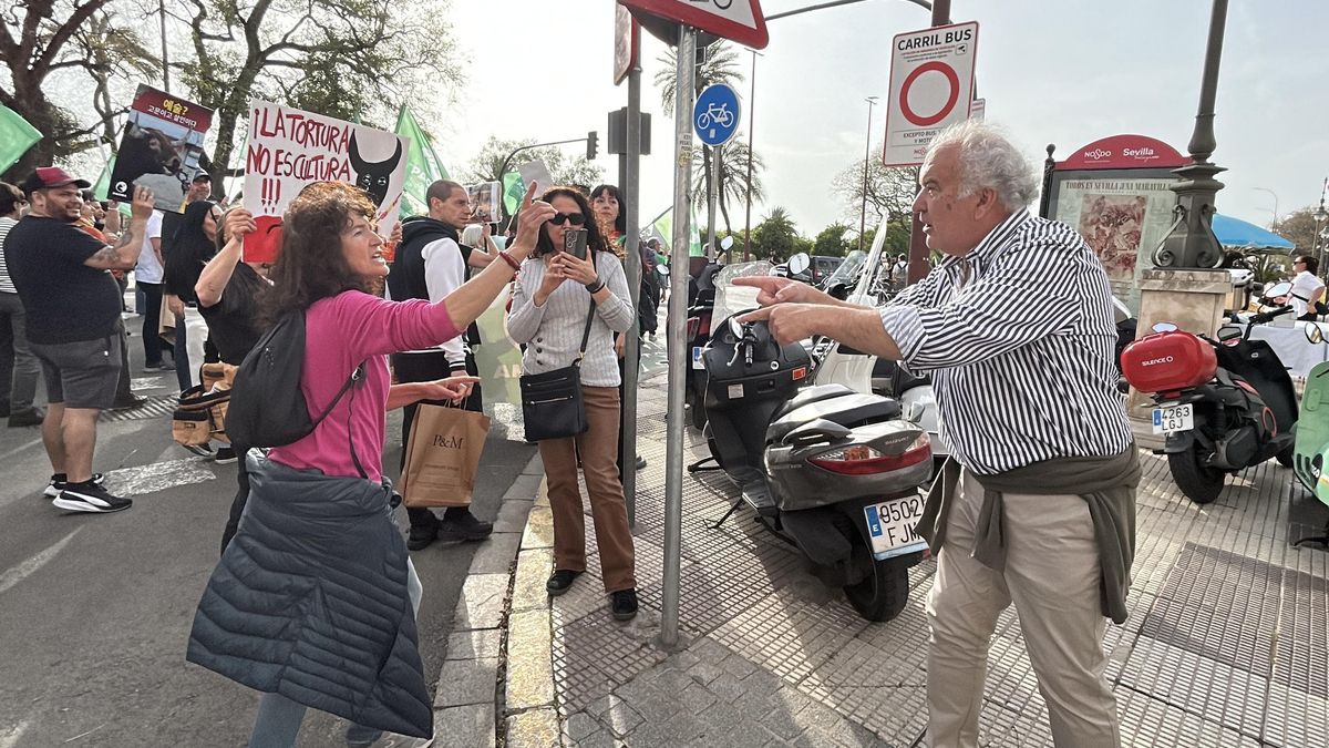 Un aficionado a los toros se enfrenta con una de las manifestantes.