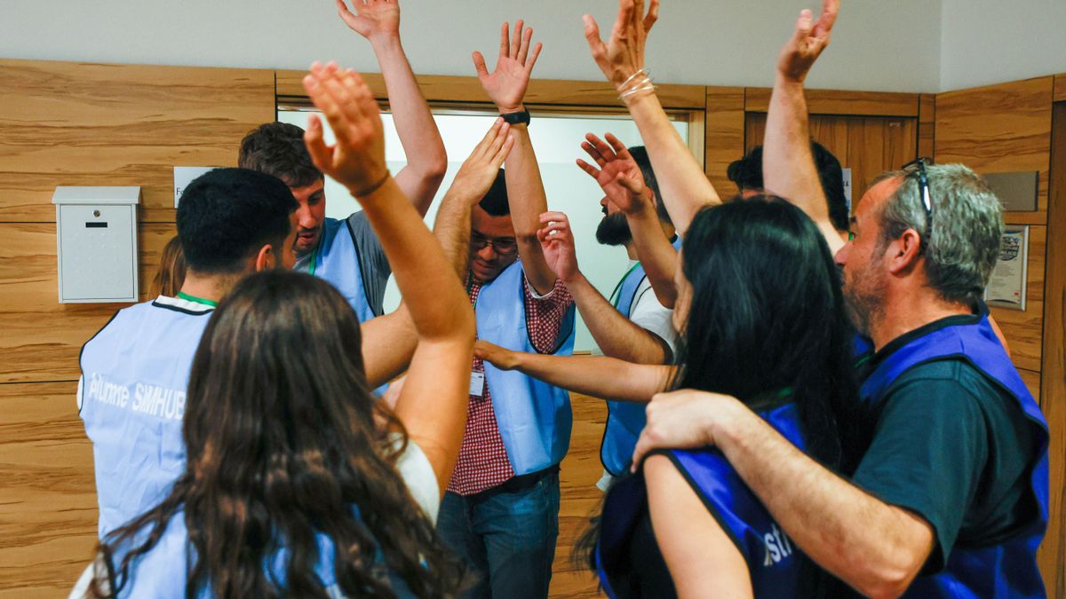 Los sanitarios celebran con una palmada conjunta su actuación en las pruebas