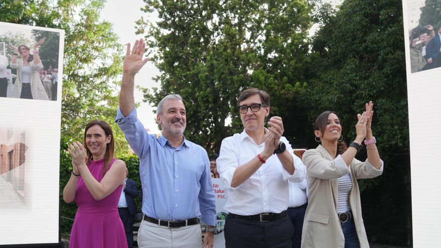 El presidente de la Generalitat y líder del PSC, Salvador Illa, en un acto en Barcelona junto al alcalde de Barcelona, Jaume Collboni, y las alcaldesas de Sabadell (Barcelona), Marta Farrés, y Reus (Tarragona), Sandra Guaita.
