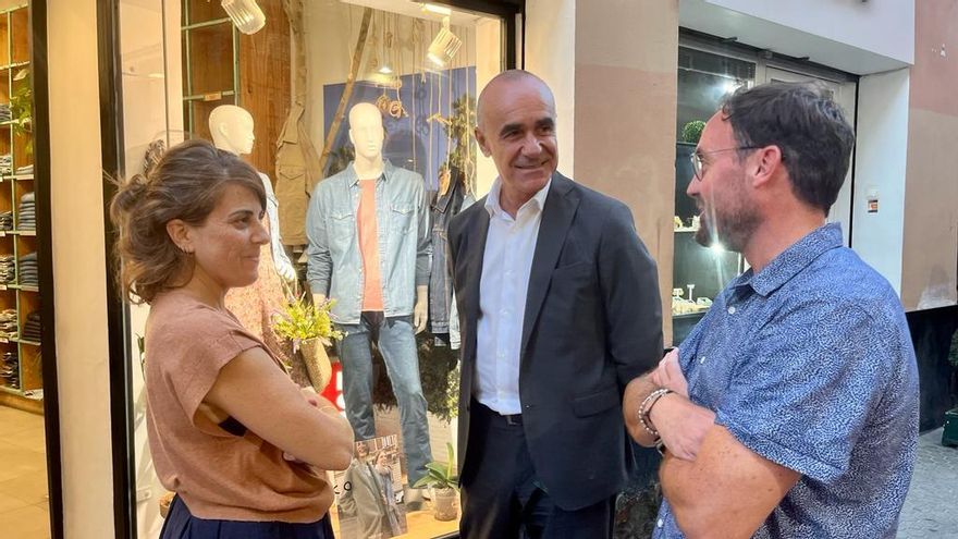 El alcalde de Sevilla se reúne con comerciantes de Regina para trasladarles el proyecto de reforma integral de esta vía.