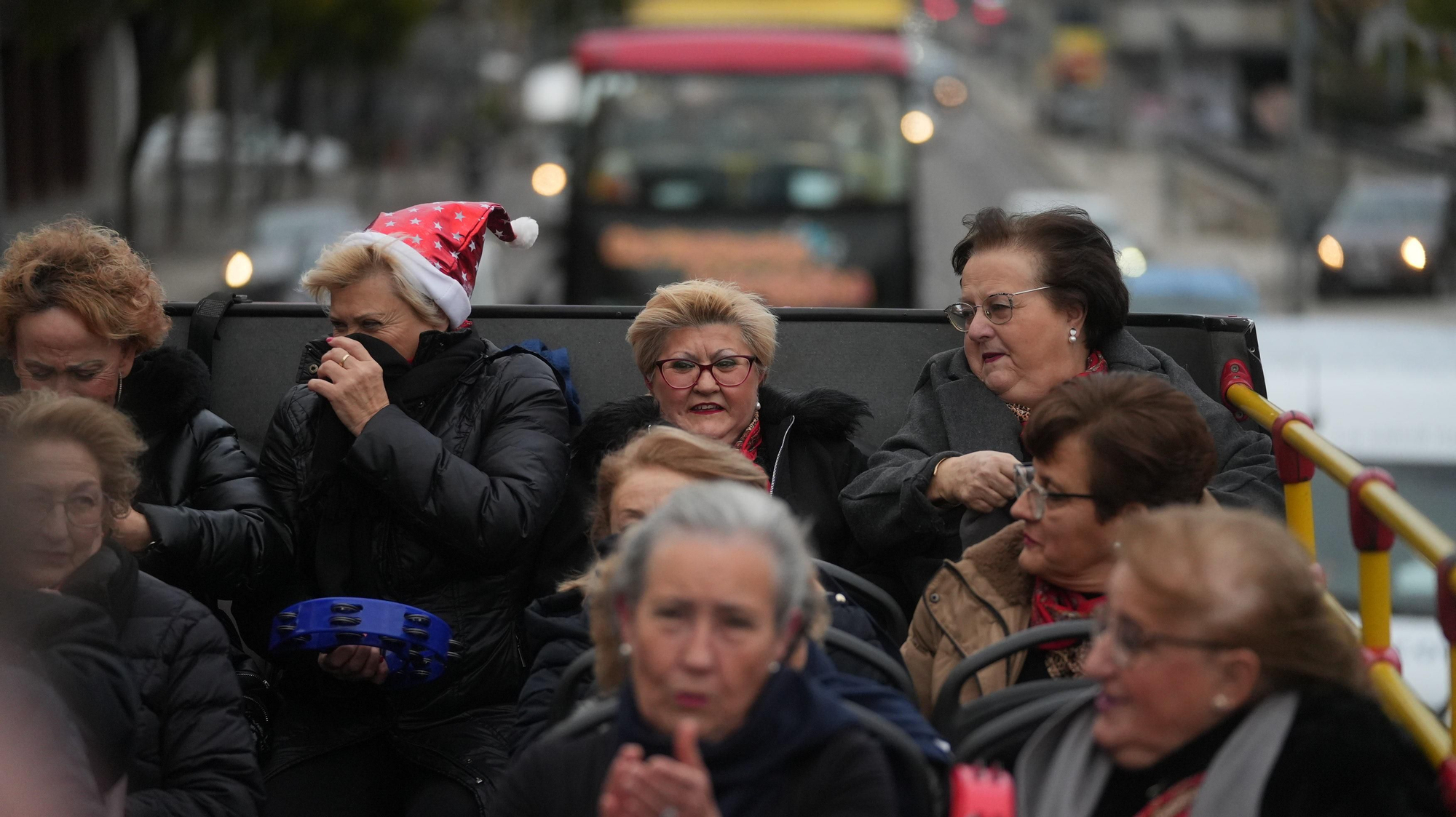 Los mayores participan en un recorrido urbano en autobuses turísticos dentro de la actividad “Coro de Coros”.
