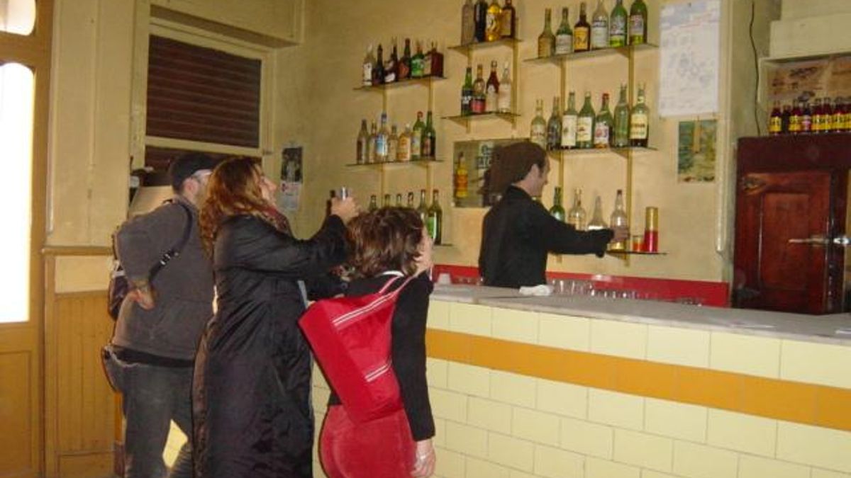 Momento en el que reabren, por primera vez, el local del bar Flexas en 2004.