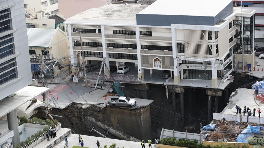 Un gran socavón frente a un hospital de Tailandia obliga a evacuar a los pacientes
