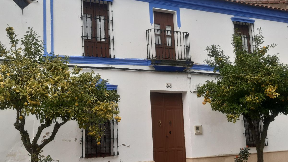 A pesar de su reducido tamaño, este pueblo posee un legado cultural notable, con raíces que se extienden hasta tiempos celtas y romanos