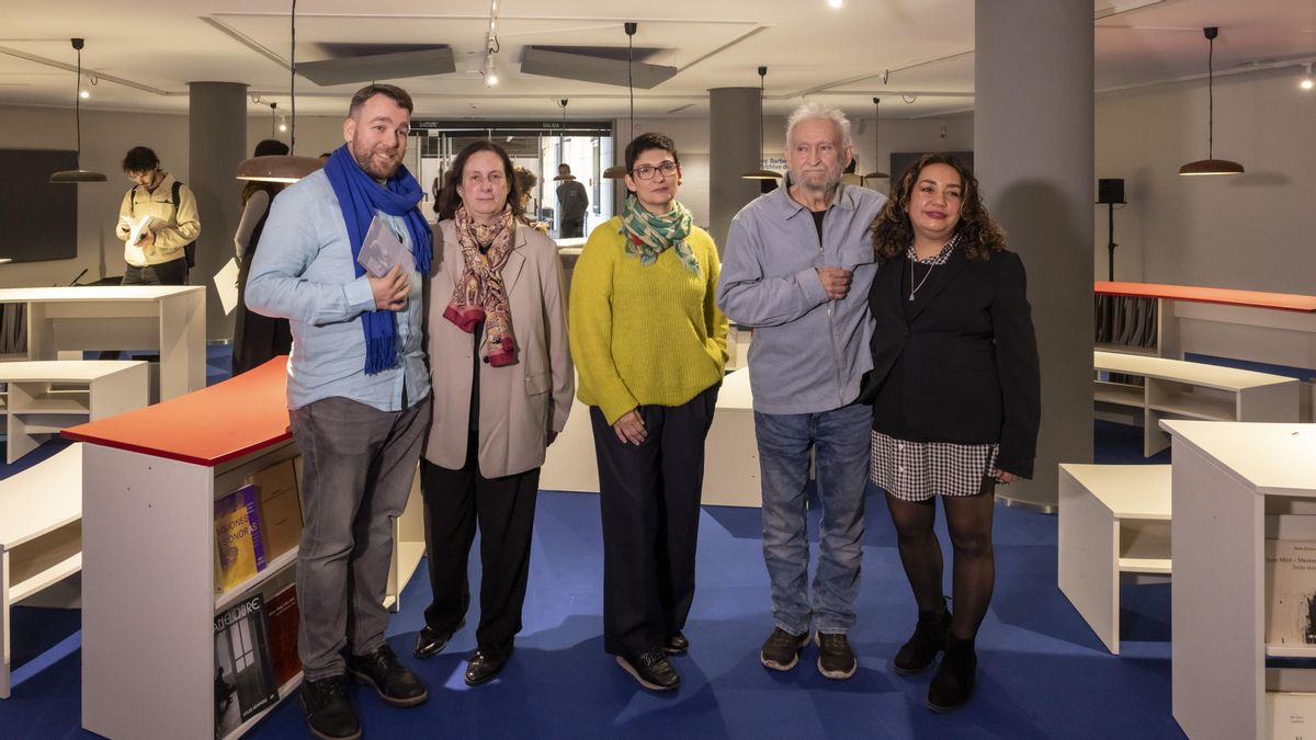 La directora general de Patrimonio Cultural, Pilar Tébar Martínez, acompañada por la directora del IVAM, Nuria Enguita, el artista Llorenç Barber y los comisarios de la exposición, Lorenzo Sandoval y Montserrat Palacios, presentan la muestra ‘Llorenç Barber. Archivo de escuchas’.