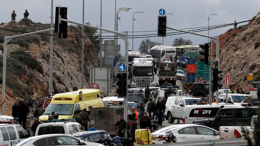 Un soldado israelí herido por el impacto de una piedra en un puesto militar en Cisjordania