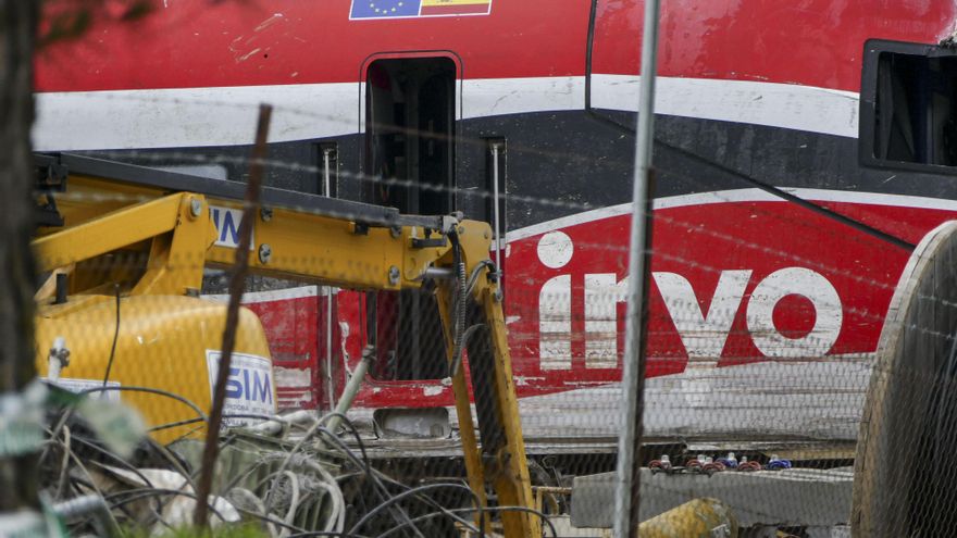 Una grúa trabaja en el vagón 8 del tren Iryo, el último vagón que chocó al descarrilar contra el Alvia que se dirigía a Huelva