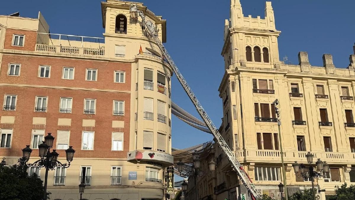 Los bomberos actúan en el edificio del reloj de Las Tendillas por riesgo de desprendimiento de una cornisa