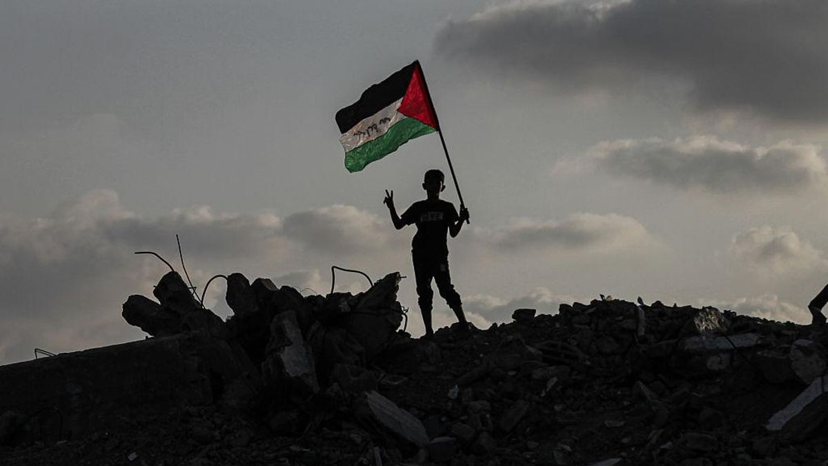 Un niño ondea la bandera palestina sobre los escombros en Ciudad de Gaza, el 22 de septiembre de 2025.