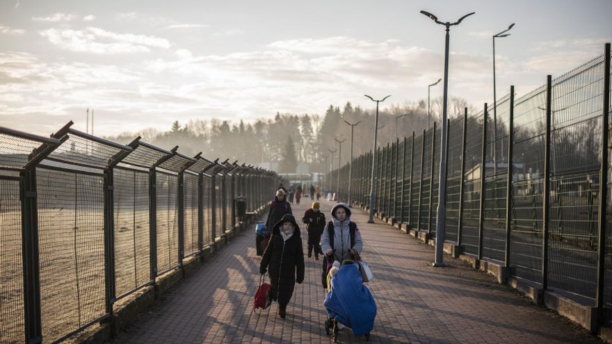 Sopa caliente y confusión a la espera del tren de refugiados en la frontera entre Ucrania y Polonia