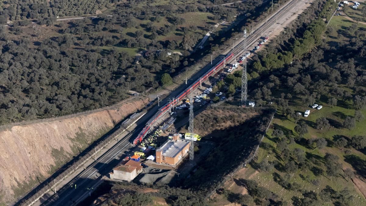 Vista aérea este lunes de los trenes accidentados ayer domingo cerca de Adamuz (Córdoba)