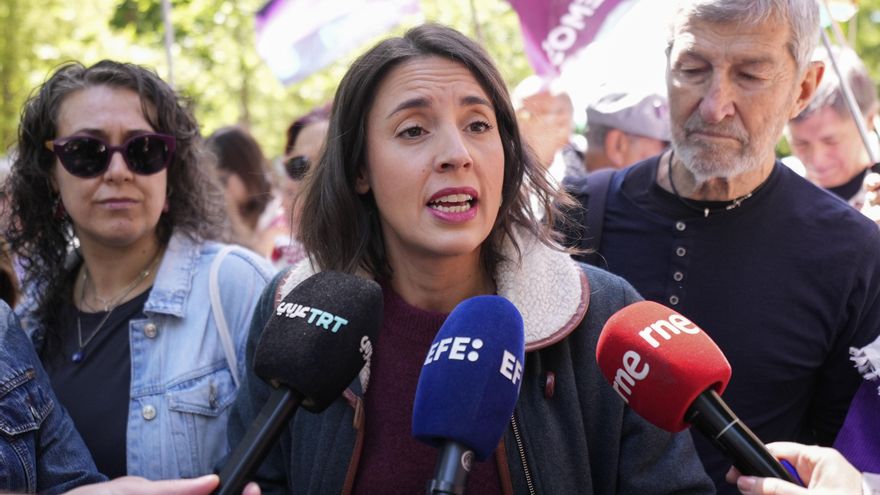 La secretaria política de Podemos y eurodiputada Irene Montero (c) hace declaraciones a los medios durante la manifestación convocada este domingo por diversas asociaciones por Palestina en Madrid. EFE/ Borja Sanchez-Trillo
