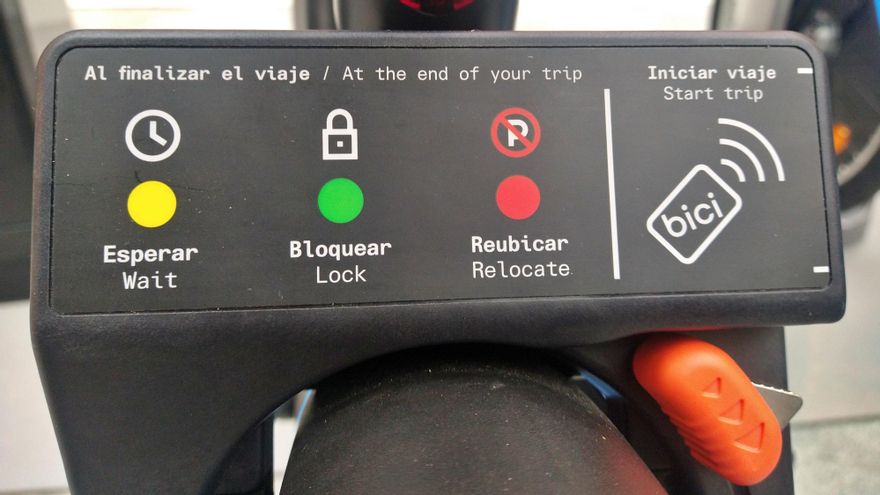 Consola sobre la rueda de atrás de la bicicleta