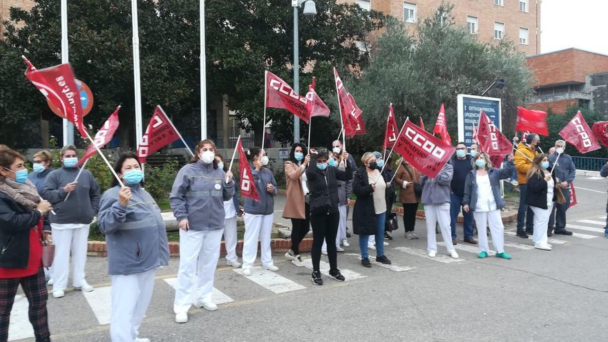 Las trabajadoras de la limpieza de los hospitales toledanos en proceso de cierre inician movilizaciones
