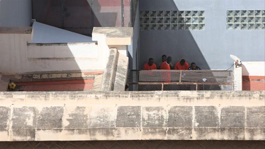 Apostarlo todo a una ruta mortal y que te deporten: el miedo con el que conviven miles de personas en Canarias