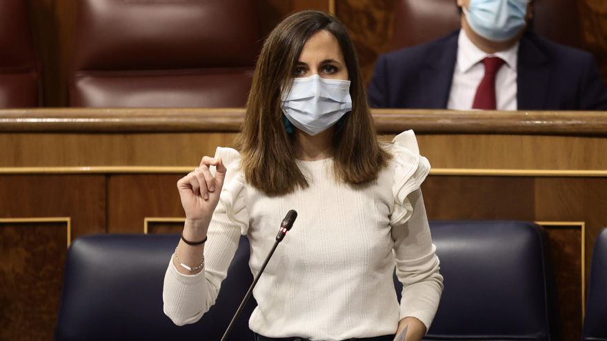 La ministra de Derechos Sociales y Agenda 2030, Ione Belarra, interviene en una sesión plenaria, en el Congreso de los Diputados, a 23 de febrero de 2022, en Madrid (España).