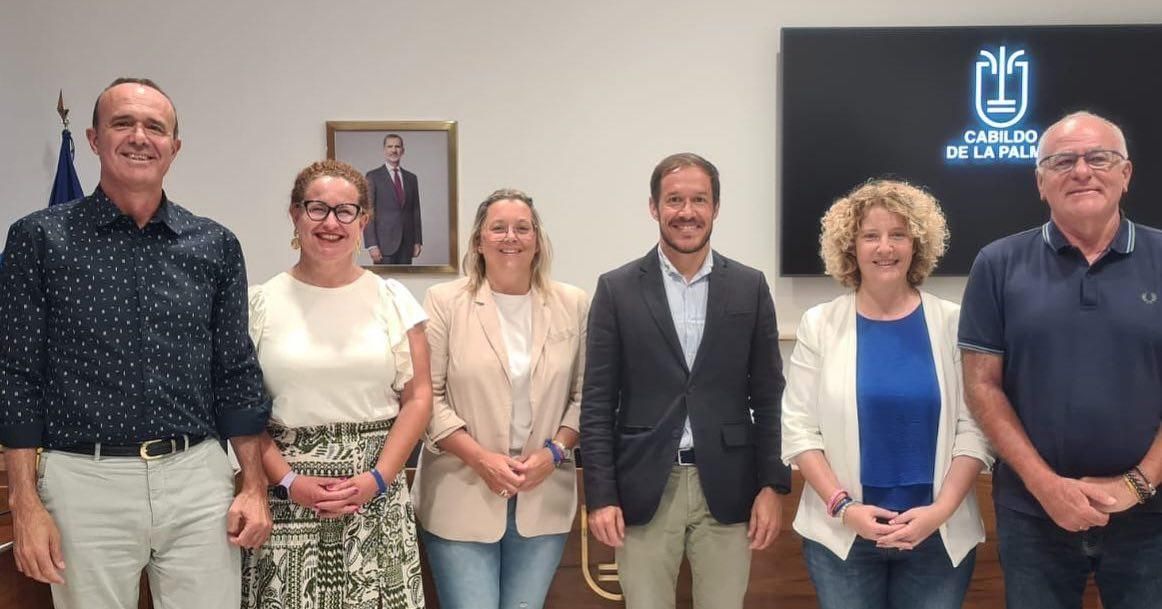 Mariano Zapata junto a los miembros del grupo Popular este miércoles en su despedida como presidente del Cabildo.