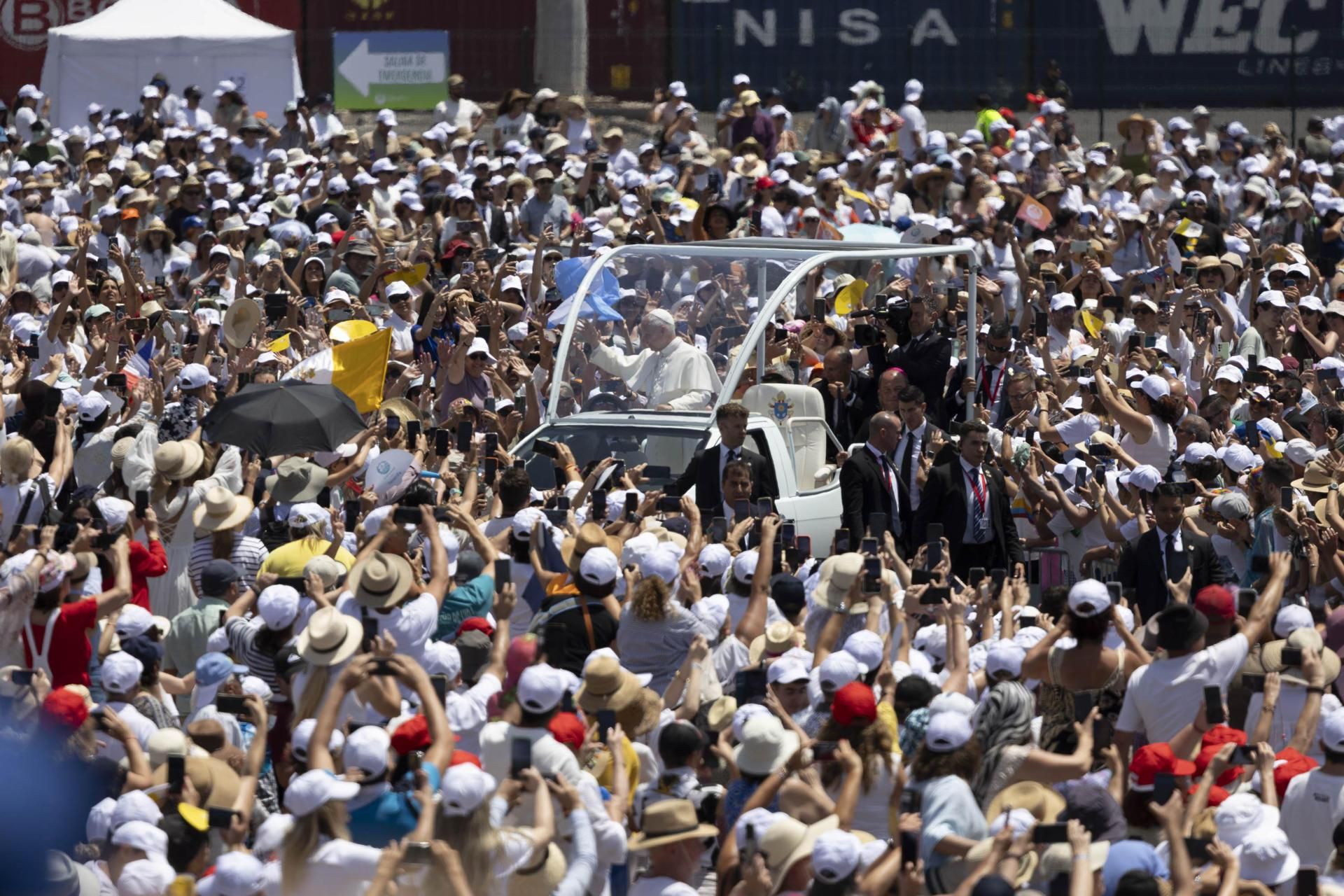 Miles de personas recibieron este viernes al papa León XIV en el puerto de Santa Cruz de Tenerife, donde celebró una misa multitudinaria en su último día de viaje.