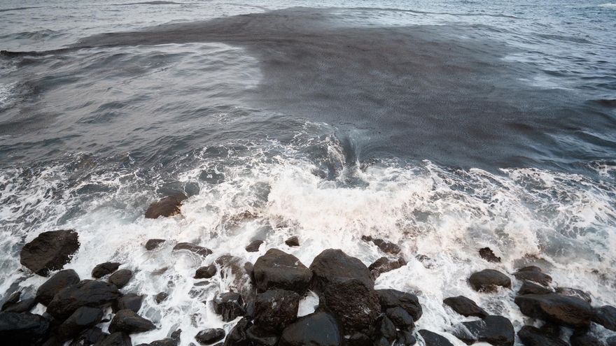 Mancha de ceniza en el mar frente a la costa de Candelaria