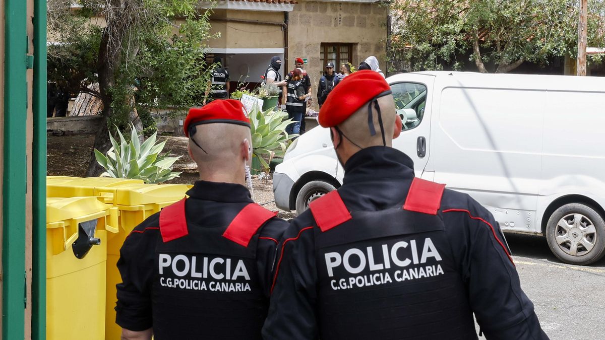 Agentes de la Policía Canaria, en el registro  del centro gestionado por Quórum77 cerrado este jueves.