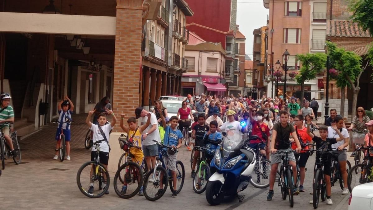 Santa María del Páramo celebra el Día de la Bici con un paseo ciclista por las calles de la localidad