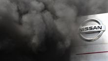 Decenas de trabajadores de la fábrica de Nissan en la Zona Franca de Barcelona concentrados este jueves ante la planta quemaron neumáticos en el marco de sus protestas tras el anuncio del cierre realizado por la multinacional.