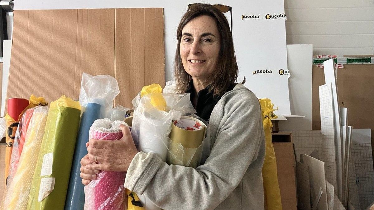 Arancha Goyeneche, en su estudio de Santander, rodeada de sus vinilos autoadhesivos.
