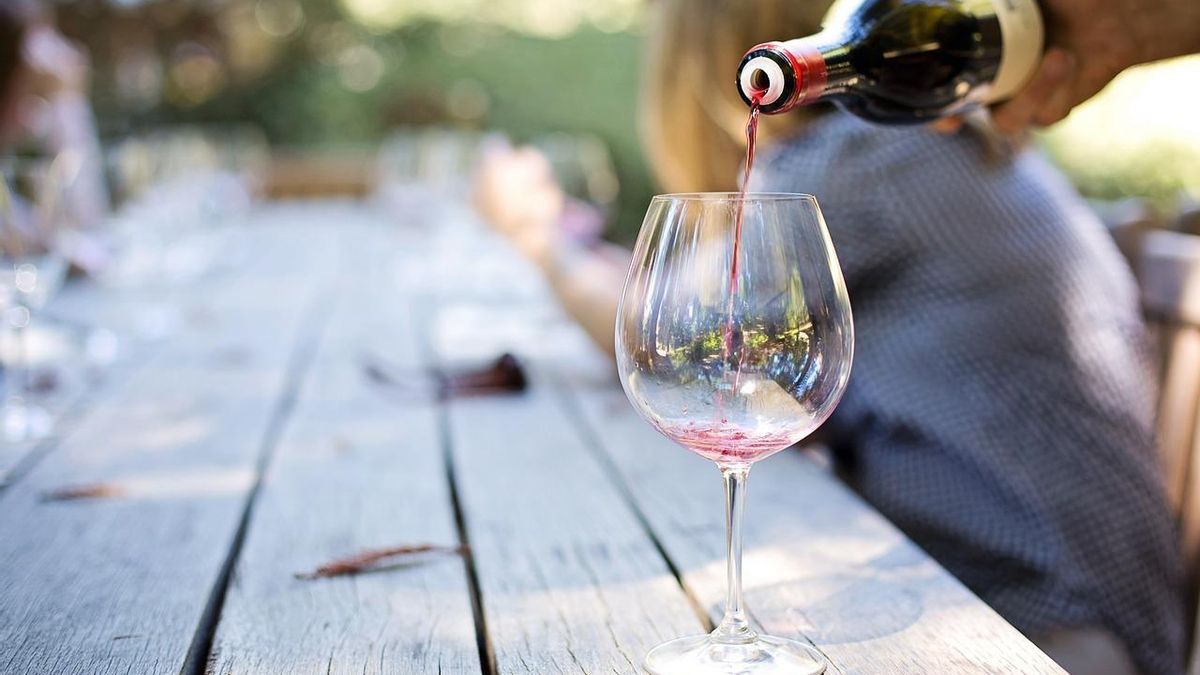 Copa y botella de vino