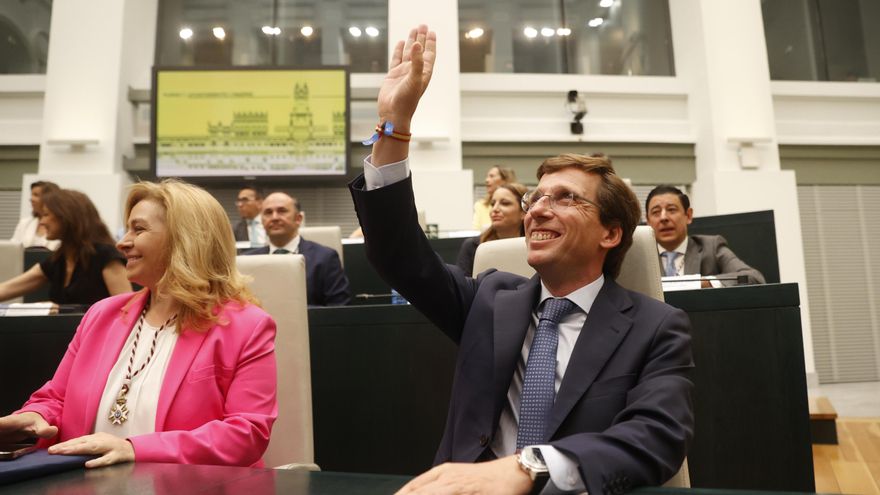 El alcalde electo de Madrid, José Luis Martínez Almeida, saluda a su llegada al pleno constitutivo del Consistorio, este sábado. EFE/ Juan Carlos Hidalgo