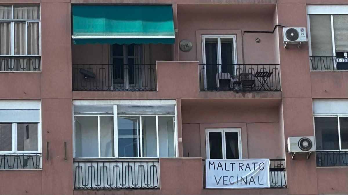 Pancartas en los balcones de los edificios de Conde de Casal denunciando "maltrato vecinal"