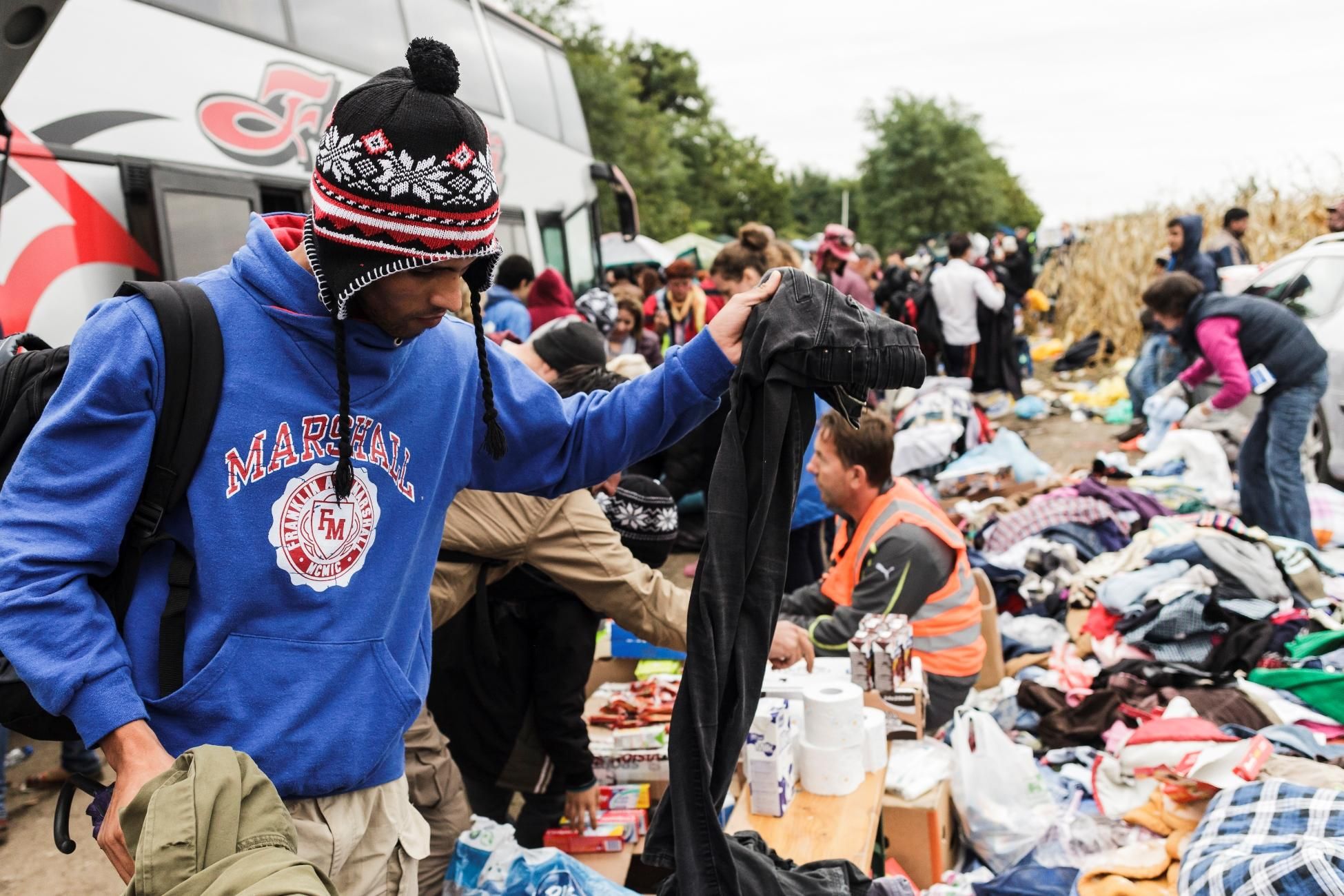 Un grupo de refugiados recién llegado al cruce fronterizo Bapska busca entre los montones de prendas donada intentando encontrar ropa que le proteja del frío. Los inviernos serbios pueden ser terriblemente fríos, con temperaturas que pueden llegar a los -15 °C. El año pasado, los equipos de MSF en Serbia atendieron a varias personas que habían sufrido congelaciones graves. Fotografía: Achilleas Zavallis