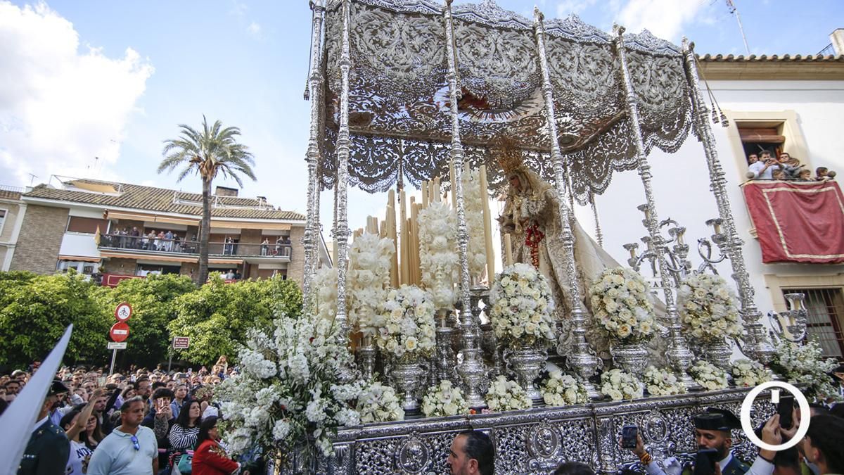 Salida procesional de la Hermandad de la Paz y Esperanza, en imágenes