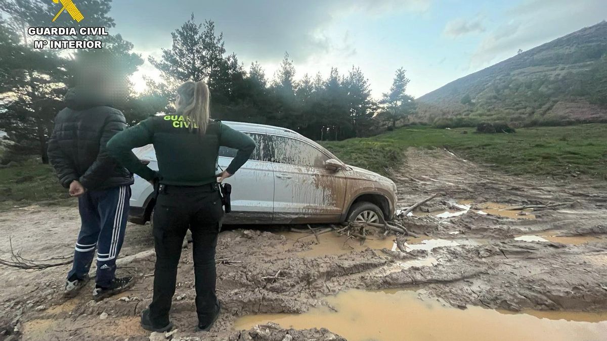 Conductor atrapado en el barro en Cameros