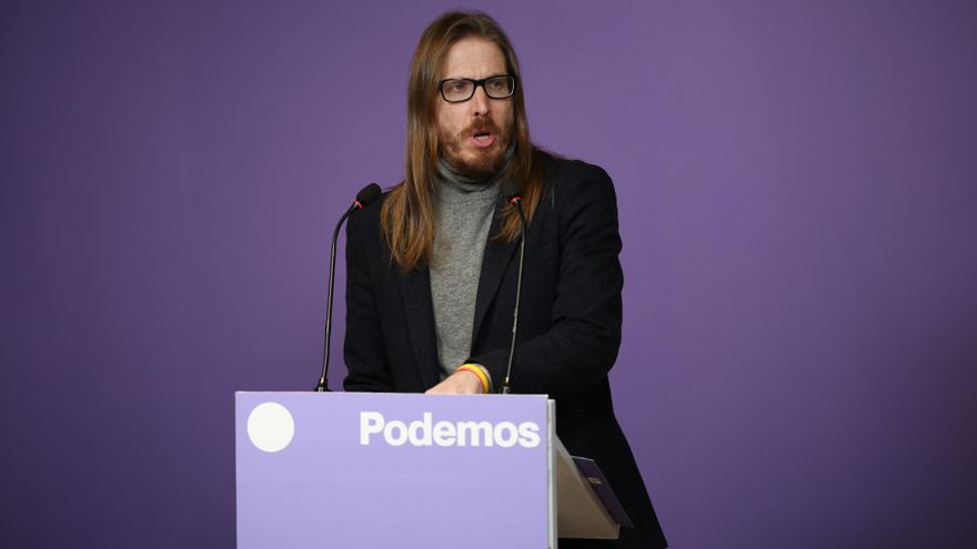 Archivo - El secretario de organización y portavoz de Podemos, Pablo Fernández, ofrece una rueda de prensa en la sede de Podemos, a 9 de febrero de 2026, en Madrid (España).