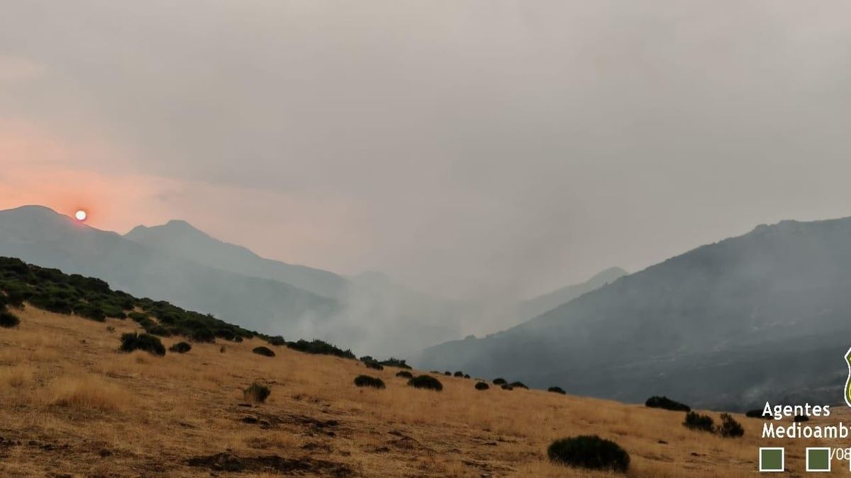 El Valle de Pineda, en la Montaña Palentina, en llamas a última hora del miércoles.