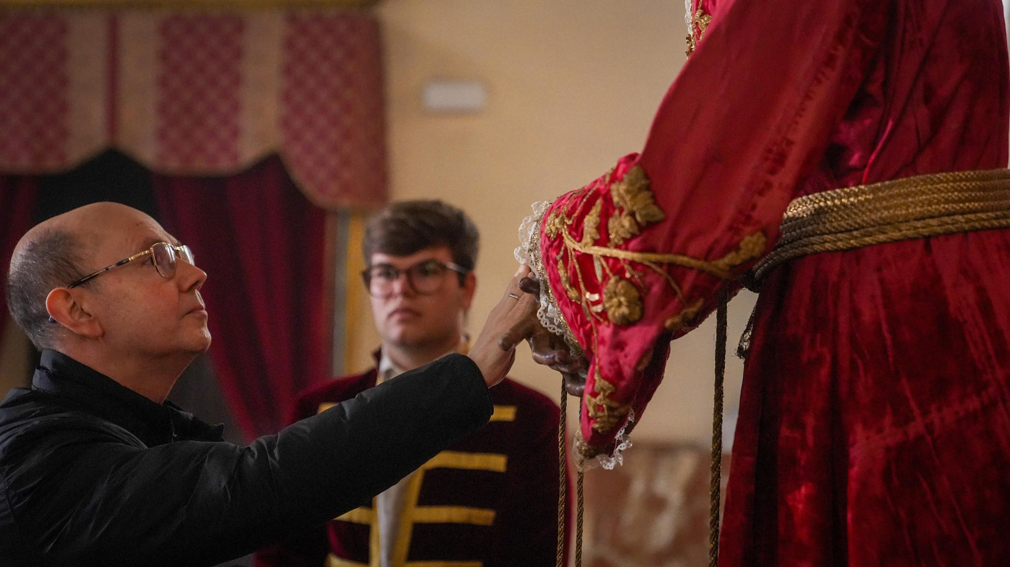 Los besapiés de Jesús Rescatado y del Cristo del Remedio de Ánimas, y el besamanos de Jesús, Divino Salvador, en su Prendimiento, en imágenes