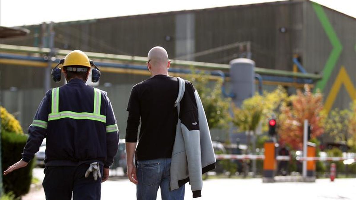 Dos empleados de Sidenor entrando a la fábrica.
