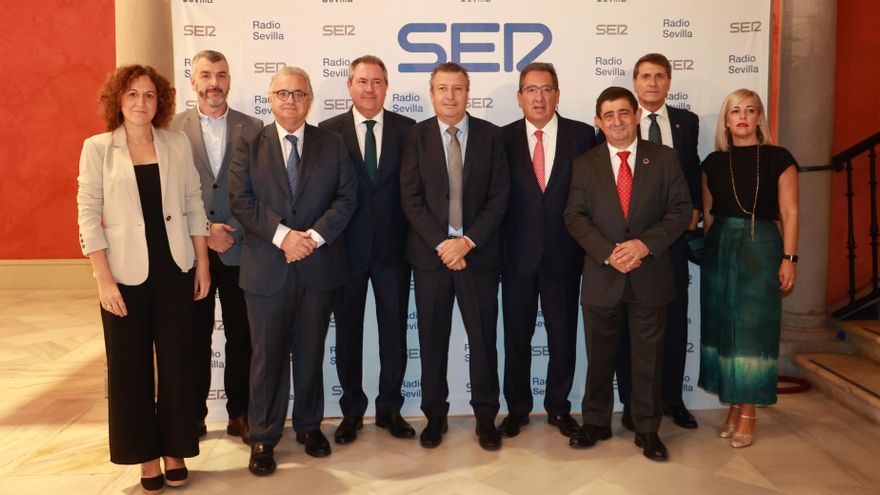 Javier Fernández, acompañado por autoridades políticas y sindicales antes de su intervención.