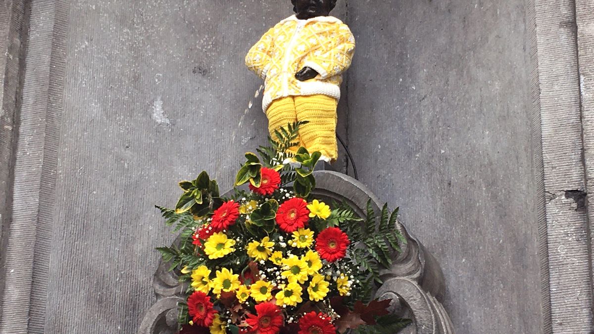 El Manneken Pis, uno de los emblemas de Bruselas, en una imagen de archivo con un traje elaborado en el Hospital 12 de Octubre de Madrid, en homenaje a los sanitarios que han estado en primera línea en la lucha contra la COVID-19. EFE/ María Moya