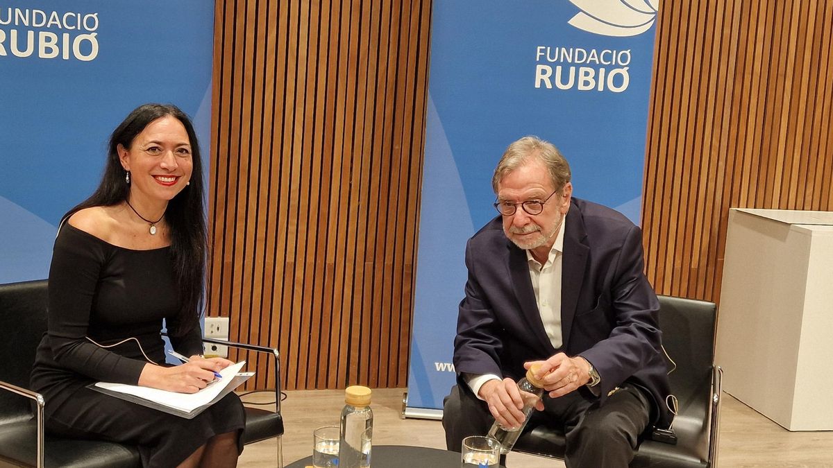 Los periodistas Juan Luis Cebrián y Ángeles Durán.