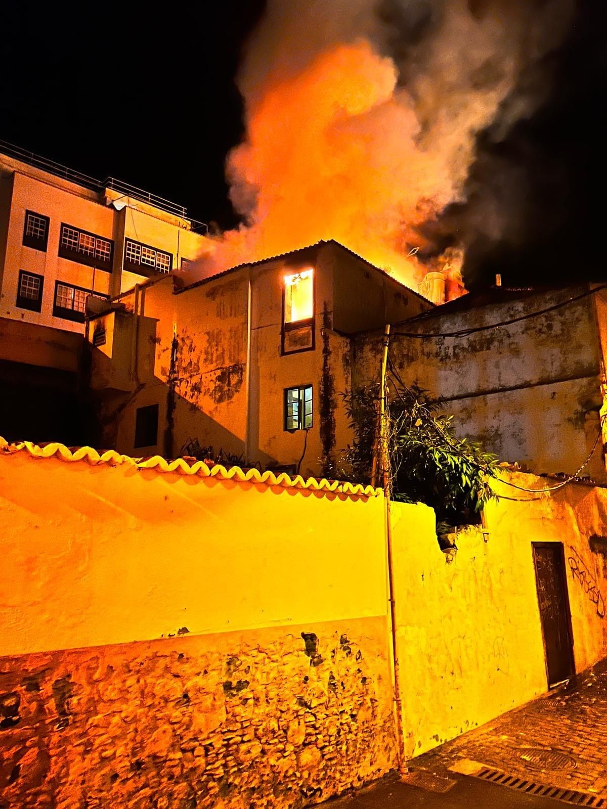 La casa durante el incendio. PROTECCIÓN CIVIL DE SANTA CRUZ DE LA PALMA