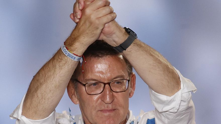 Feijóo con gesto no muy eufórico en la noche electoral.