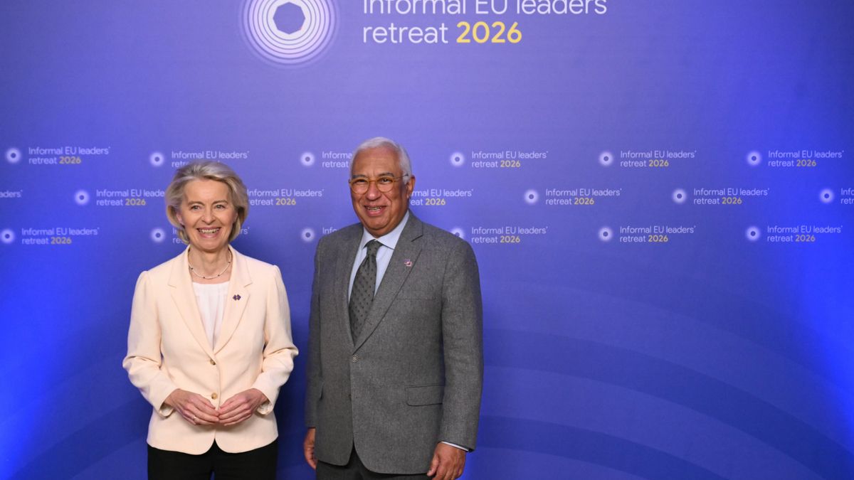 El presidente del Consejo Europeo, Antonio Costa (d), posa con la presidenta de la Comisión Europea, Ursula von der Leyen (i).