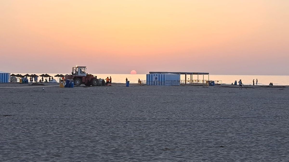 La playa de la Malvarrosa, en València, al amanecer tras la noche de San Juan.