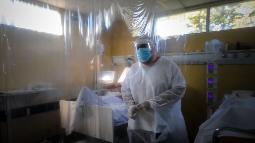 Personal medico realiza controles a pacientes con covid-19, en un hospital de Buenos Aires (Argentina), en una fotografía de archivo. EFE/Juan Ignacio Roncoroni