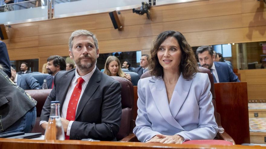 Ayuso junto a su consejero de Presidencia y Justicia este jueves en la Asamblea.