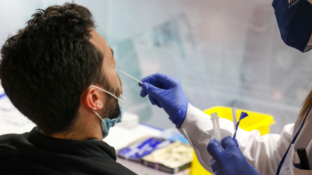 Un sanitario realiza un test de antígenos para detectar el virus.