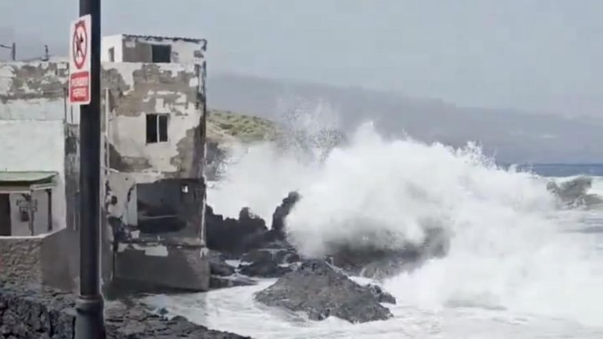 El fuerte oleaje alcanza viviendas, obliga a cerrar instalaciones y causa daños en el mobiliario de playas en Canarias