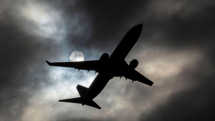 Un avión surca el cielo.